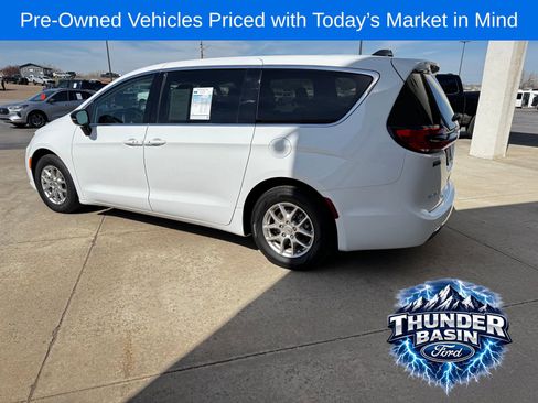 Used 2024 Chrysler Pacifica Touring-L FWD image 4