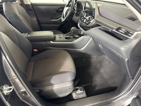 Used 2023 Toyota Highlander LE FWD image 12