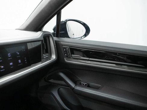 Used 2025 Porsche Cayenne Turbo AWD/4WD image 31