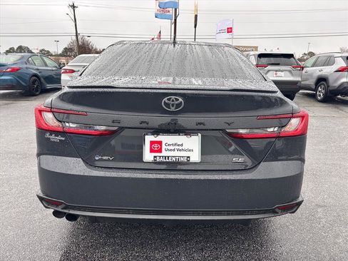 Used 2025 Toyota Camry SE image 4