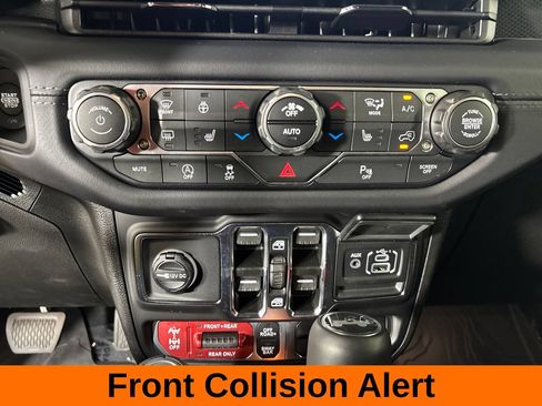 Used 2025 Jeep Wrangler Unlimited Rubicon AWD/4WD image 19