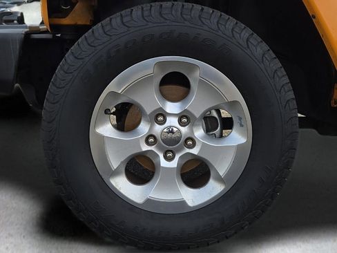 Used 2013 Jeep Wrangler Unlimited Sahara image 8