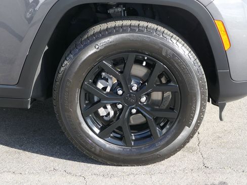 Used 2025 Jeep Grand Cherokee Altitude image 25