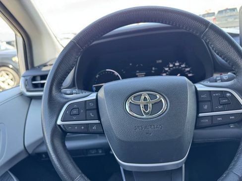 Used 2025 Toyota Sienna XLE FWD image 24