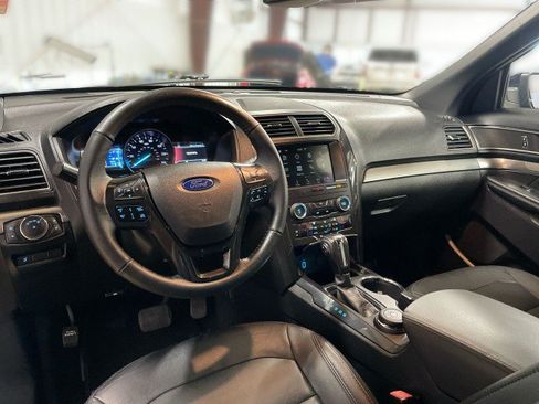 Used 2018 Ford Explorer XLT w/ Equipment Group 202A AWD/4WD image 17