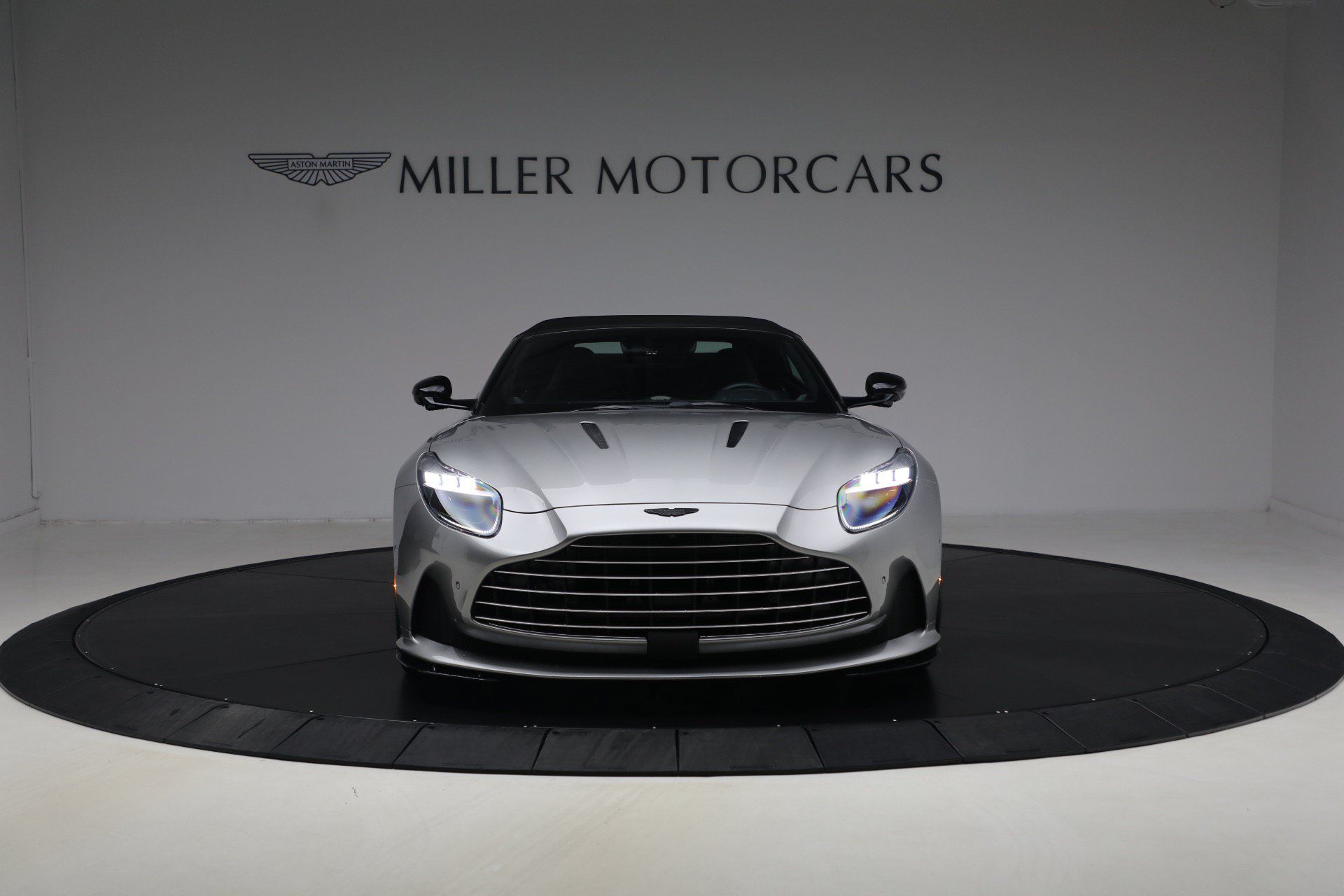 Used 2024 Aston Martin DB12 Convertible RWD image 13