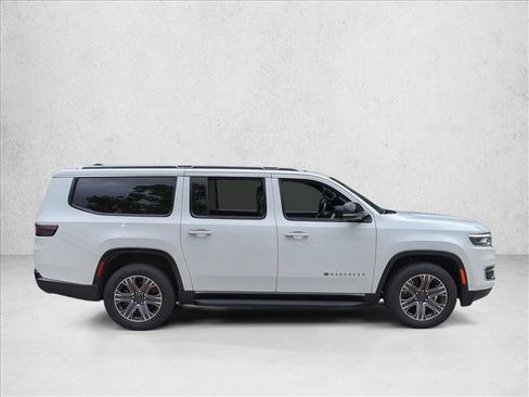Used 2024 Jeep Wagoneer L Series II RWD image 4