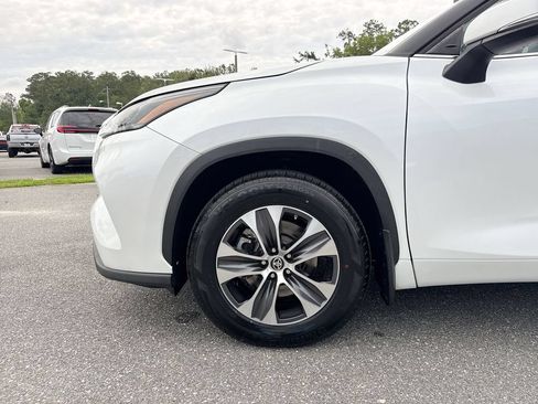 Used 2022 Toyota Highlander XLE AWD/4WD image 13