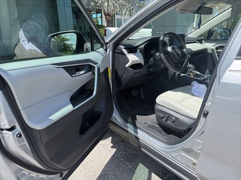 Used 2022 Toyota RAV4 XLE FWD image 5