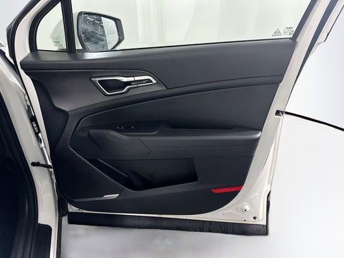Used 2025 Kia Sportage LX image 29