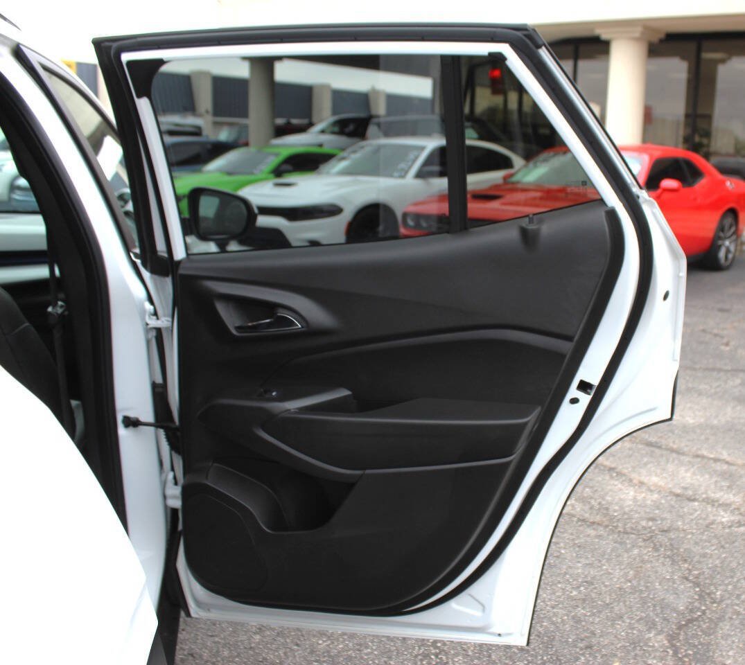 Used 2025 Chevrolet Trax LT FWD image 12