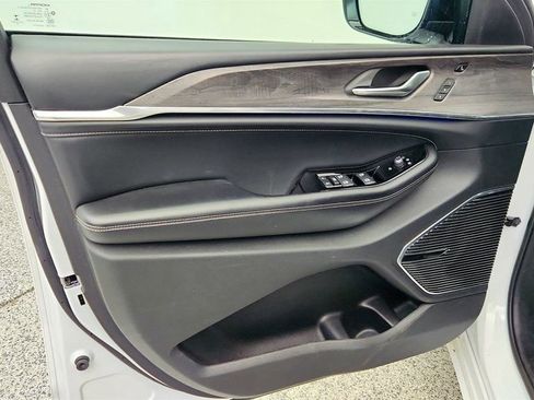 Used 2021 Jeep Grand Cherokee L Overland w/ Advanced Protech Group III image 11