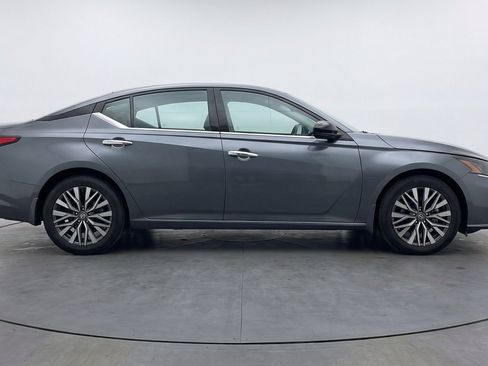 Used 2025 Nissan Altima 2.5 SV FWD image 11