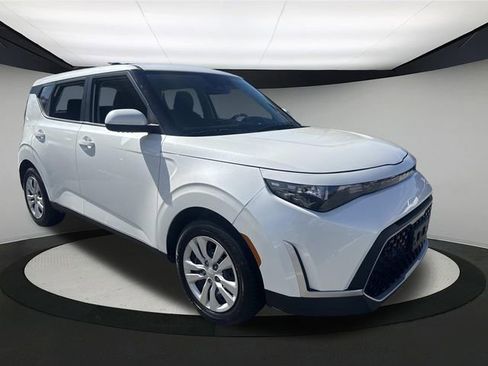 Used 2023 Kia Soul LX image 3