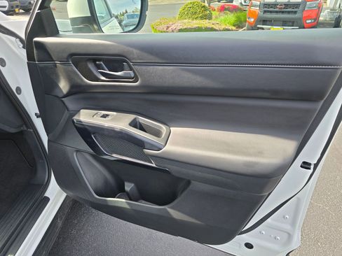 Used 2025 Nissan Pathfinder SV AWD/4WD image 39