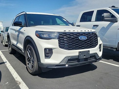 Used 2025 Ford Explorer ST-Line w/ ST-Line Street Pack AWD/4WD image 2
