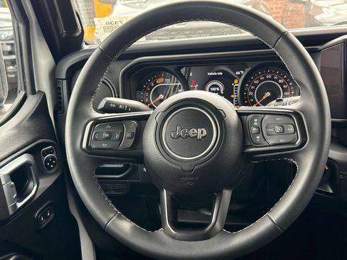 Used 2025 Jeep Wrangler Unlimited Rubicon AWD/4WD image 12