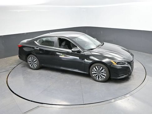 Used 2025 Nissan Altima 2.5 SV FWD image 30