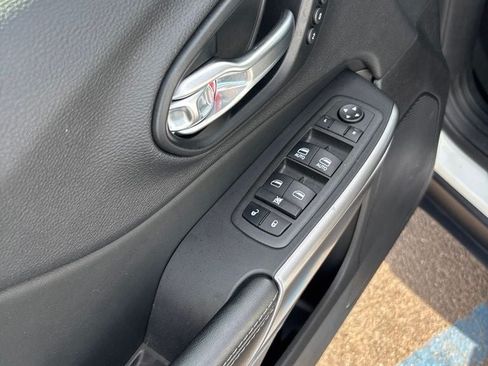 Used 2022 Jeep Cherokee Limited AWD/4WD image 12