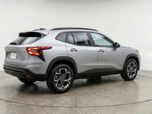 Used 2025 Chevrolet Trax LT w/ LT Convenience Package image 7