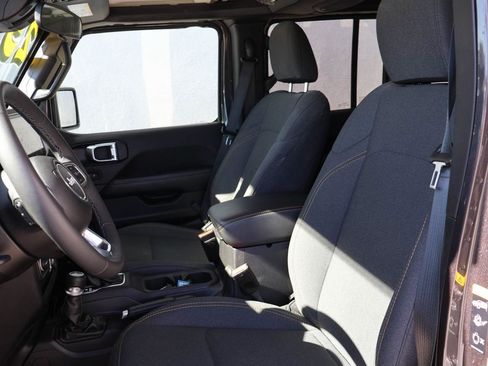 Used 2025 Jeep Wrangler Unlimited Sahara AWD/4WD image 9