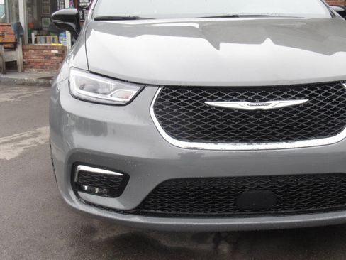 Used 2025 Chrysler Pacifica Select image 3