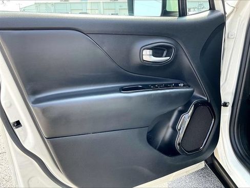 Used 2020 Jeep Renegade Altitude w/ UConnect 8.4 Nav Group FWD image 9