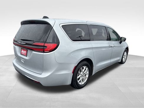 Used 2024 Chrysler Pacifica Touring-L image 5