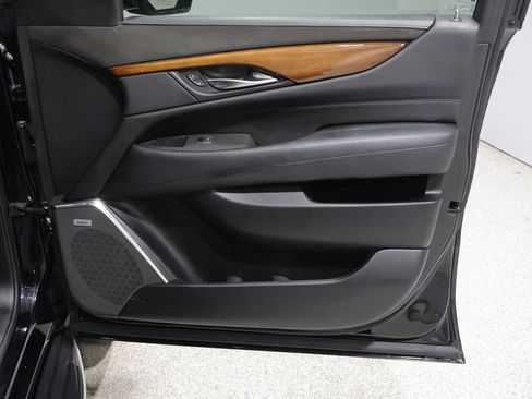 Used 2017 Cadillac Escalade Luxury AWD/4WD image 23