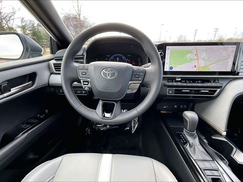 Used 2025 Toyota Camry SE image 5