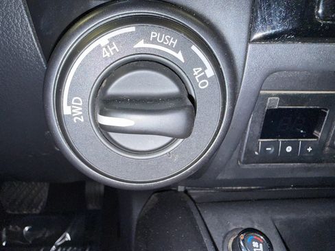 Used 2020 Nissan Titan PRO-4X w/ Pro-4x Convenience Package AWD/4WD image 25