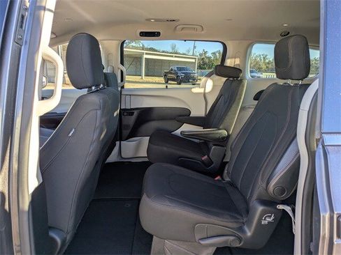 Used 2020 Chrysler Pacifica Touring image 15