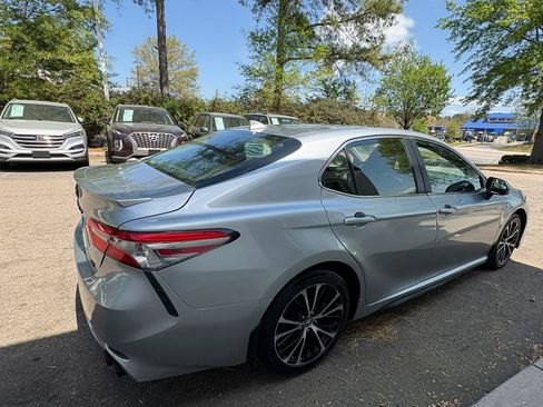 Used 2019 Toyota Camry SE image 4