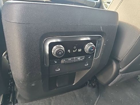 Used 2024 GMC Yukon SLT w/ SLT Luxury Package image 16