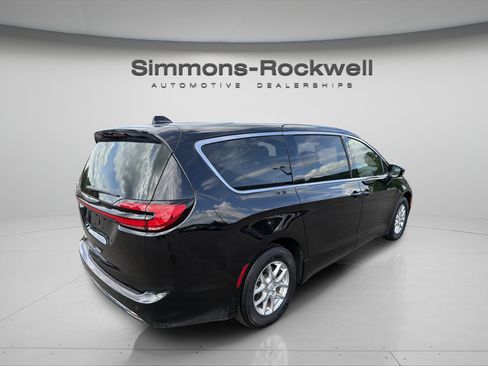 Used 2025 Chrysler Pacifica Select FWD image 5