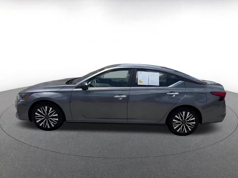 Used 2025 Nissan Altima 2.5 SV FWD image 9