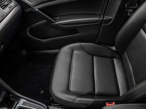 Used 2018 Volkswagen Golf SE image 30