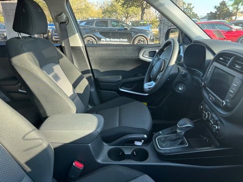 Certified 2025 Kia Soul LX image 6