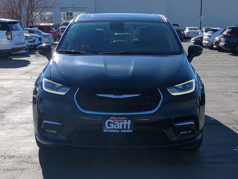 Used 2024 Chrysler Pacifica Limited image 11