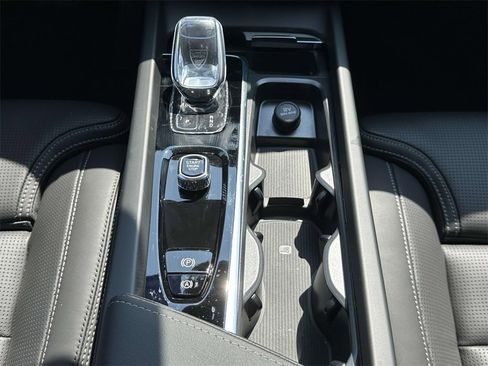 Certified 2025 Volvo XC60 B5 Ultra w/ Protection Package Premier image 16