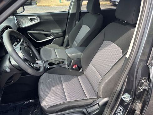 Used 2025 Kia Soul LX w/ LX Technology Package FWD image 35