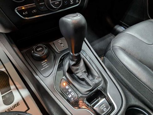 Used 2019 Jeep Cherokee Limited image 29