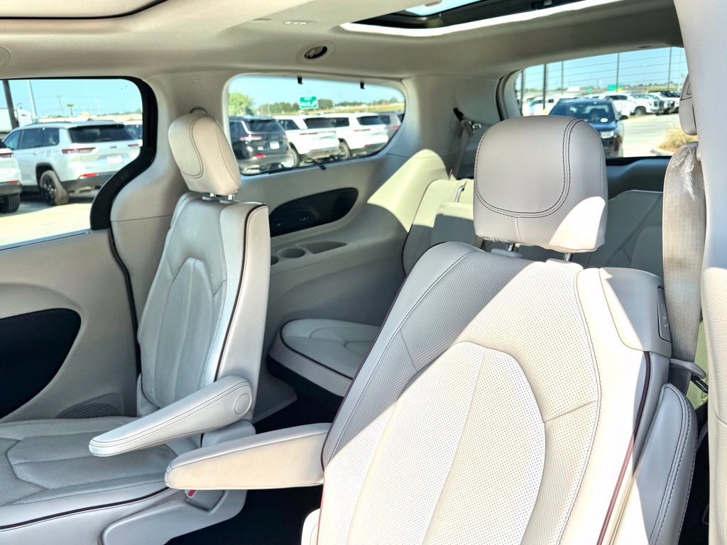 Used 2020 Chrysler Pacifica Limited FWD image 15