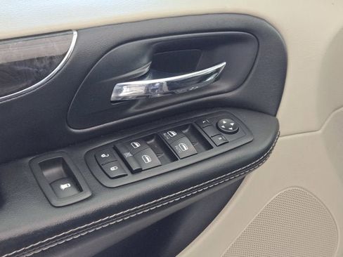 Used 2015 Chrysler Town & Country Touring w/ Driver Convenience Group image 19