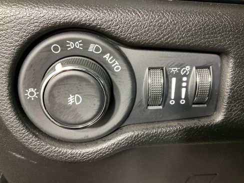 Used 2021 Chrysler Pacifica Limited w/ Uconnect Theater Family Group image 23