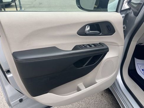 Used 2024 Chrysler Pacifica Touring-L image 18