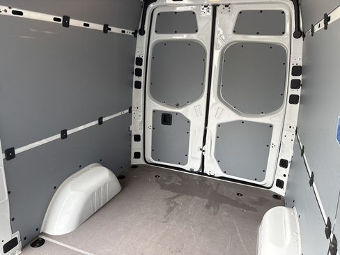 Used 2023 Mercedes-Benz Sprinter 2500 image 21