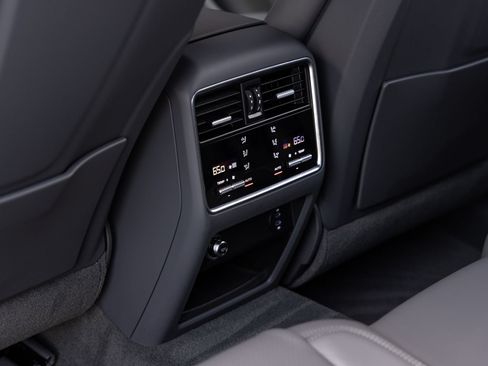 Certified 2023 Porsche Cayenne Coupe AWD/4WD image 28