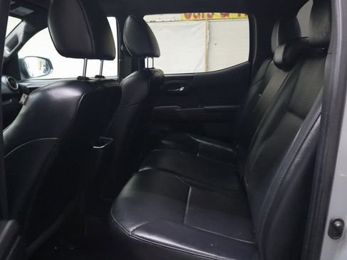 Used 2019 Toyota Tacoma TRD Sport image 14
