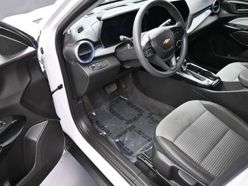 Certified 2025 Chevrolet Trax LT image 12